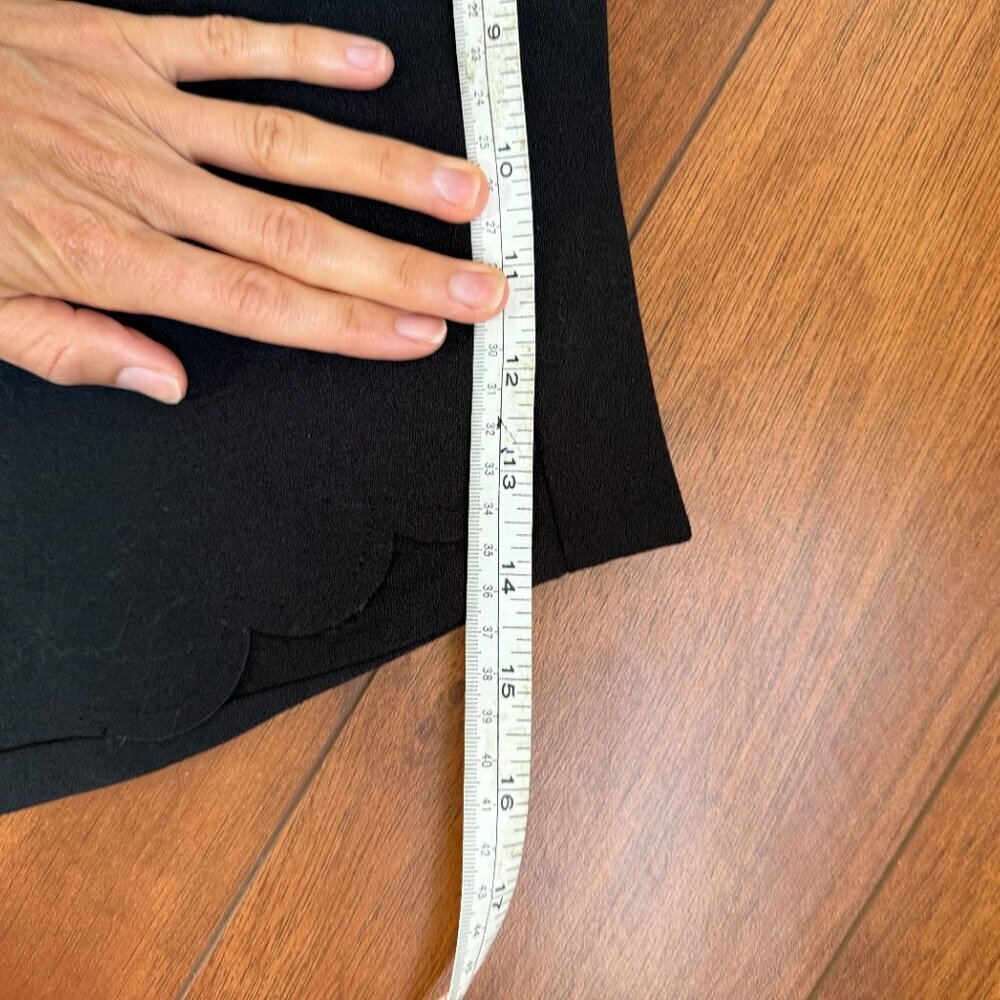 Banana Republic Scalloped Edge Black Skirt Size 2 - Picture 8 of 8